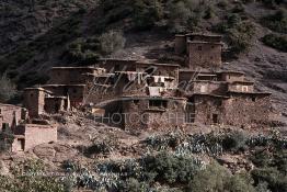 Image du Maroc Professionnelle de  Village berbère du haut Atlas non loin de la vallée de l'Ourika, ce village s'incruste dans les montagnes comme un caméléon, il est situé sur la route de l'Oukaimden, le Dimanche 21 Décembre 1986. (Photo / Abdeljalil Bounhar) 